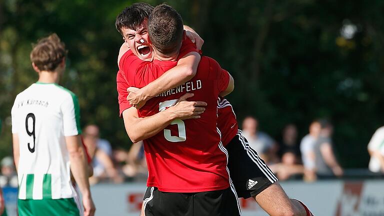 Am 10. Juni jubelten sie beim SV Birkenfeld (von links mit Niklas Kafara und Philipp Schebler) nach einem 2:1-Sieg beim SV Kürnach über den Aufstieg. 49 Tage beginnt für das SVB-Team die Bezirksliga-Saison mit einem Heimspiel gegen die SpVgg Hösbach-Bahnhof.