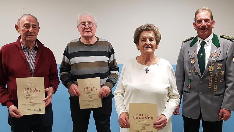 Für 50- beziehungsweise  60 Jahre Mitgliedschaft  im Schützenverein Reiterswiesen wurden (von links) Paul Weber (50), Roland Stürmer (60)  und Herta  Schönheit (50) geehrt. Es gratulierte  1. Schützenmeister Arno  Röder. Foto: Burkhard Voll       -  Für 50- beziehungsweise  60 Jahre Mitgliedschaft  im Schützenverein Reiterswiesen wurden (von links) Paul Weber (50), Roland Stürmer (60)  und Herta  Schönheit (50) geehrt. Es gratulierte  1. Schützenmeister Arno  Röder. Foto: Burkhard Voll