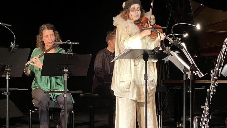 Patricia Kopatchinskaja kam im Pierrot-Kostüm auf die Bühne.       -  Patricia Kopatchinskaja kam im Pierrot-Kostüm auf die Bühne.