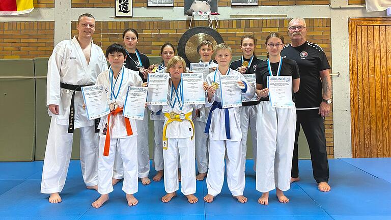 Im Bild die erfolgreichen Teilnehmer der TG Schweinfurt an der Unterfränkischen Karate Meisterschaft. Im Bild die erfolgreichen Teilnehmer der TG Schweinfurt an der Unterfränkischen Karate Meisterschaft.