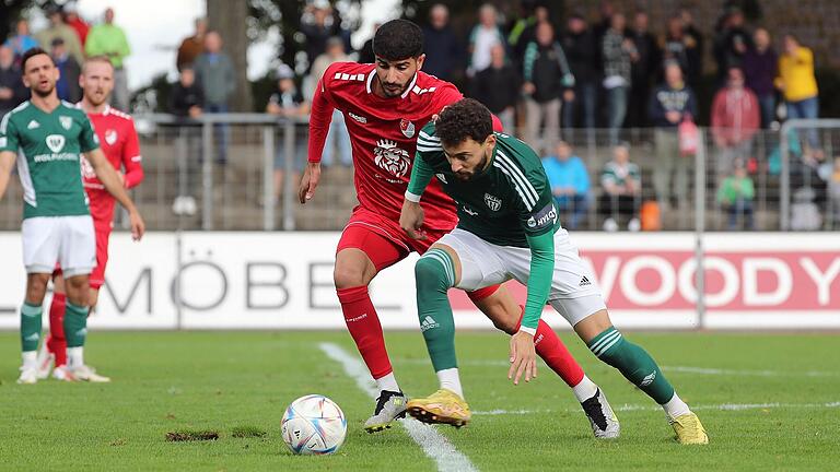 Auf Augenhöhe mit einem Topteam: Taha Aksu (rechts) vom FC 05 Schweinfurt im Duell mit Münchens Ishak Karaogul. Auf Augenhöhe mit einem Topteam: Taha Aksu (rechts) vom FC 05 Schweinfurt im Duell mit Münchens Ishak Karaogul.