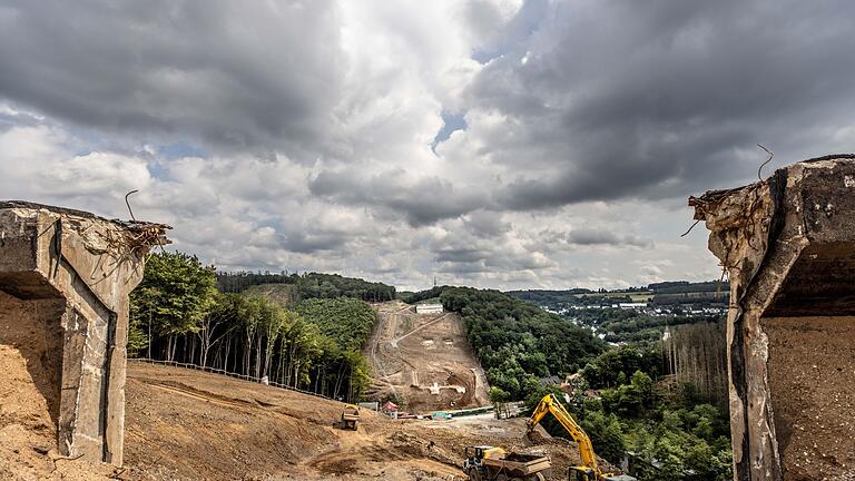 Zwischenbilanz Brücken-Baustelle A45 in Lüdenscheid - Hier stand mal eine Brücke: Die Rahmede-Talbrücke an der A45 bei Lüdenscheid wurde im Mai 2023 gesprengt. (Archivbild) Zwischenbilanz Brücken-Baustelle A45 in Lüdenscheid - Hier stand mal eine Brücke: Die Rahmede-Talbrücke an der A45 bei Lüdenscheid wurde im Mai 2023 gesprengt. (Archivbild)