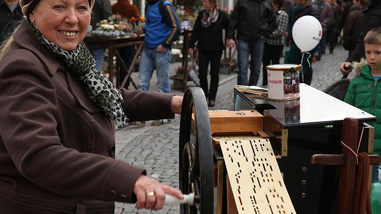 Päusle mit Moisle: Rote Karte für die Drehorglerin       -  _