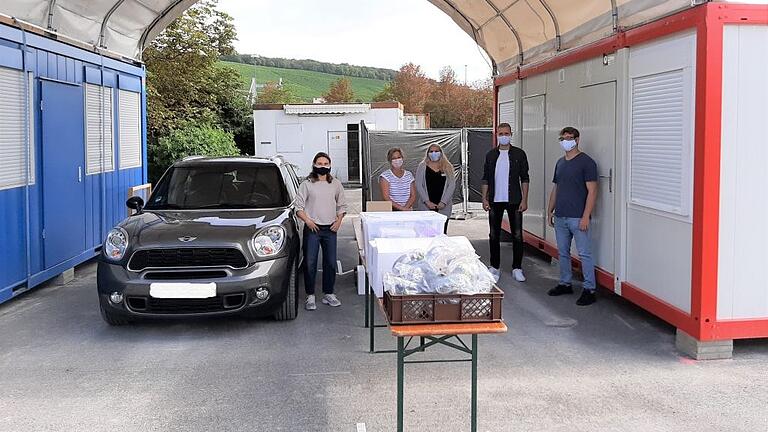 Das Team 'Testmanagement' (von links) Tonia Ebner, Marieke Wildenauer-van Santen, Theresa Schnackig, Calvin Paffrath und Julius Röder trifft letzte Vorbereitungen zur Eröffnung der Corona-Testrecke für Reiserückkehrer aus Risikogebieten an der Würzburger Talavera.