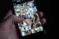 Smartphone mit pornografischen Bildern: Polizei und Staatsanwaltschaft sind mit einer bundesweiten Razzia gegen 65 Verdächtige vorgegangen, die kinderpornografische Inhalte besessen und verbreitet haben sollen.&nbsp;