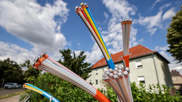 In Mellrichstadt kann durch ein neues Förderprogramm die ganze Stadt mit Glasfaser-Anschlüssen (Symbolbild) ausgestattet werden.