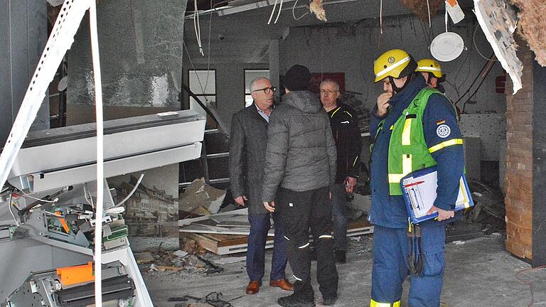 Erst als die Spurensicherung den Bereich freigegeben hatte, konnte sich Sparkassendirektor Georg Straub ein Bild von der Zerstörung in der Bank machen.