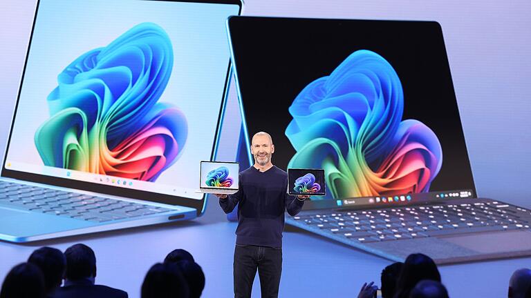 Microsoft Surface Laptop 7 - Microsoft-Manager Brett Ostrum hat im Mai die neuen Copilot+-Laptops erstmals der Öffentlichkeit präsentiert. Microsoft Surface Laptop 7 - Microsoft-Manager Brett Ostrum hat im Mai die neuen Copilot+-Laptops erstmals der Öffentlichkeit präsentiert.