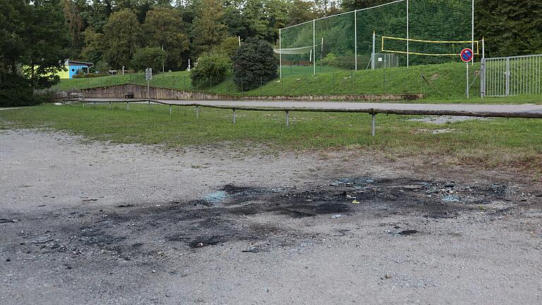 Der Tatort am Markt Einersheimer Terrassenbad, aufgenommen am 23. August, knapp zwei Wochen nach dem Fahrzeugbrand. Am linken oberen Bildrand ist das Freibad zu erkennen.