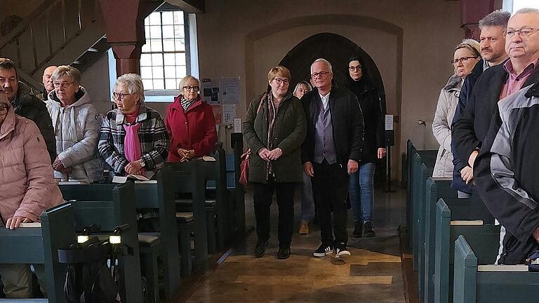 Die neuen KirchenvorsteherInnen Susanne Veigel, Gerwin Birschmann, Christine Friedrich beim Einzug in die Kirche. Die neuen KirchenvorsteherInnen Susanne Veigel, Gerwin Birschmann, Christine Friedrich beim Einzug in die Kirche.