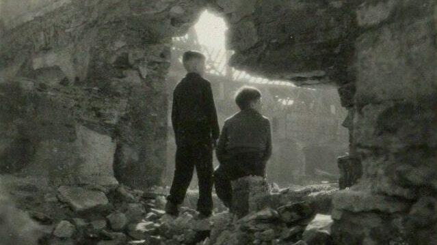 Auch nach Kriegsende gab es in Kitzingen noch furchtbare Tage. Winfried Weiß erzählt davon, wie er und fünf andere Kinder am 8. Mai 1945 in den Ruinen spielten und dabei eine Blindgänger-Granate auslösten. Zwei der sechs Kinder waren sofort tot. Auch nach Kriegsende gab es in Kitzingen noch furchtbare Tage. Winfried Weiß erzählt davon, wie er und fünf andere Kinder am 8. Mai 1945 in den Ruinen spielten und dabei eine Blindgänger-Granate auslösten. Zwei der sechs Kinder waren sofort tot. 