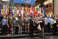 Reiseleiter Michael Wahler (vorne in der Mitte) übergibt dem Europaabgeordneten Stefan Köhler (links daneben) ein Geschenk aus seiner unterfränkischen Heimat.