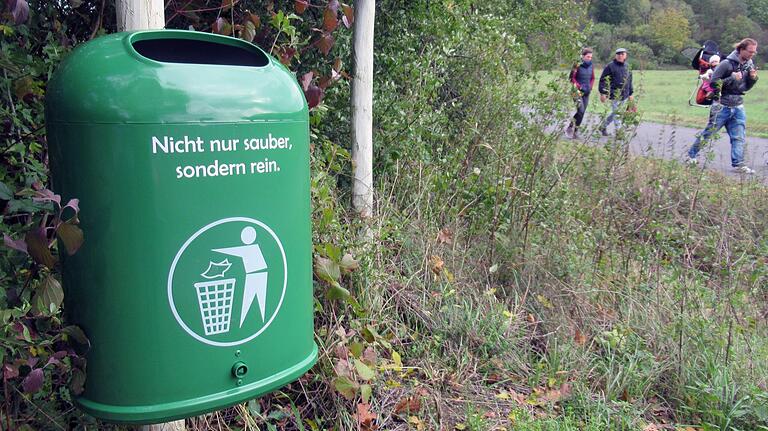 Flotte Sprüche, wie sie auf Mülleimern in Hamburg zu finden sind, sollen dazu animieren, die der Marktgemeinde von der Firma Hans Kaim GmbH zum 50-jährigen Bestehen spendierten fünf neuen Abfallkörbe im Umfeld des Steigerwald-Zentrums in Handthal ebenso rege zu nutzen wie die 13 Stück, die bereits 2009 zur 40-Jahrfeier auf Kosten der Firma an den Radwegen aufgestellt worden sind. Flotte Sprüche, wie sie auf Mülleimern in Hamburg zu finden sind, sollen dazu animieren, die der Marktgemeinde von der Firma Hans Kaim GmbH zum 50-jährigen Bestehen spendierten fünf neuen Abfallkörbe im Umfeld des Steigerwald-Zentrums in Handthal ebenso rege zu nutzen wie die 13 Stück, die bereits 2009 zur 40-Jahrfeier auf Kosten der Firma an den Radwegen aufgestellt worden sind.