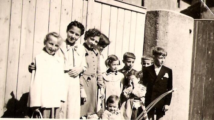 Dieses Bild stammt wohl aus dem Jahr 1953. Es zeigt (von rechts) Hubert Appl, Emil&nbsp;Kitscha und Wolfgang Kitscha. Ebenfalls auf dem Foto sind Maria Appl, Helga Bengraf und Evi Landgraf zu sehen.