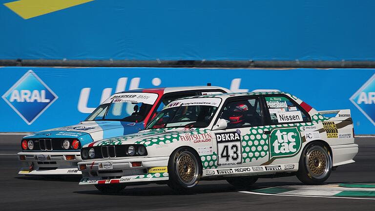 Harte Zweikämpfe auf der Strecke: Kris Nissen (rechts) und seine Konkurrenten schonten ihre historischen Boliden in der Tourenwagen-Classics-&quot;Pro Am&quot;-Rennserie nicht.