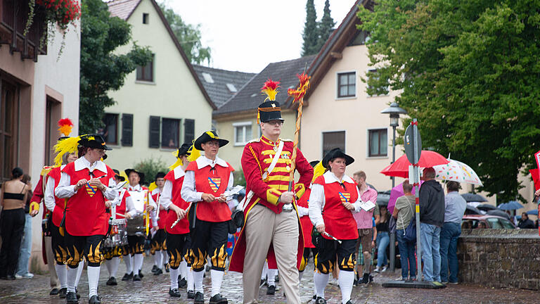 Zum Auftakt der Lohrer Spessartfestwoche am Freitag, 29. Juli 2022 zog nach zweijähriger Pause wieder der traditionelle Kolping Spielmannszug durch die Innenstadt. Weiter ging es mit dem Fassanstich im Festzelt durch den Lohrer Bürgermeister Mario Paul. Am Abend spielte die Wombacher Blasmusik.