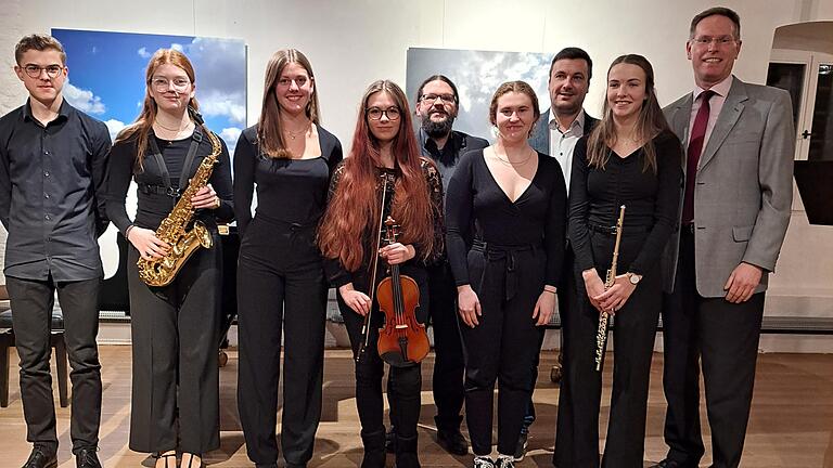 Diese sechs Nachwuchskünstler präsentierten Talent und Können beim Additums-Konzert im 'Kloster Wechterswinkel'. Stolz sind auch: Robert Jäger (rechts), der Leiter des Martin-Pollich-Gymnasiums, sowie Kursleiter Marcel Steinrichter (Dritter von rechts) und Fachschaftsleiter Urs John (Fünfter von rechts).