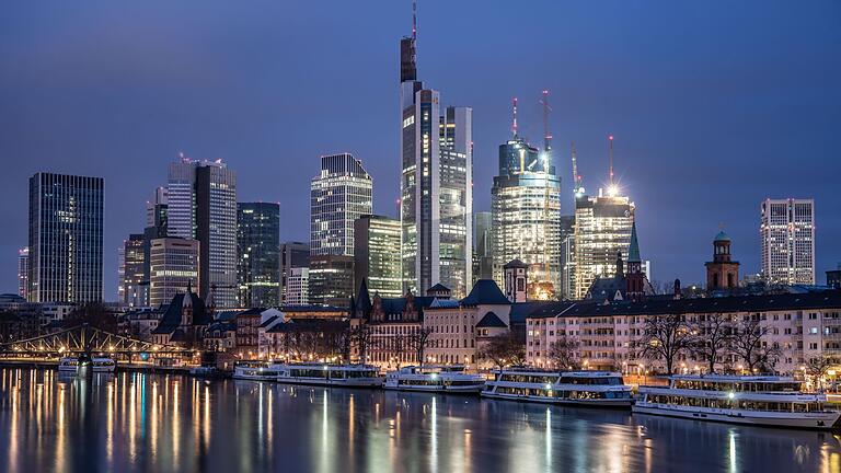 Frankfurter Banken-Skyline       -  Banken waren am Steuerbetrug mit windigen Aktiendeals beteiligt - der Verein Finanzwende fordert schnellere Aufklärung. (Archivbild)