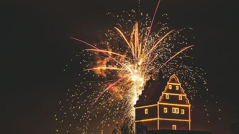 Das Archivbild vom Jahreswechsel 2019/2020 zeigt das Silvesterfeuerwerk in Bad Neustadts Innenstadt zur Begrüßung des neuen Jahrzehnts. Auch 2025 wurde mit Böllern und Feuerwerk begrüßt.