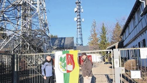 Die Bischbrunner Bürgermeister Richard Krebs und Joachim Engelhardt auf dem Geiersberg vor den Fernmeldeanlagen. Die Bischbrunner Bürgermeister Richard Krebs und Joachim Engelhardt auf dem Geiersberg vor den Fernmeldeanlagen.