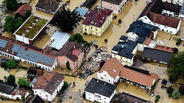 Überschwemmungen in Niederbayern       -  Simbach am Inn aus der Luft: Der kleine Simbach, der durch die Stadt fließt, ist in Kürze von einem halben Meter auf mehr als fünf Meter angeschwollen.