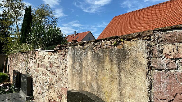 Die Sandsteinmauer am Altstadtfriedhof in Marktheidenfeld ist an einigen Stellen brüchig.