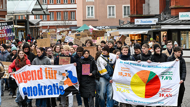 Demo des Kollektivs „Jugend für Demokratie.Nach dem Demonstrationszug durch die Würzburger Innenstadt findet eine
Kundgebung mit einer DJ statt. Während und nach dem Zug 
gibt es die Möglichkeit, sich an Ständen über verschiedene 
Gruppierungen zu informieren