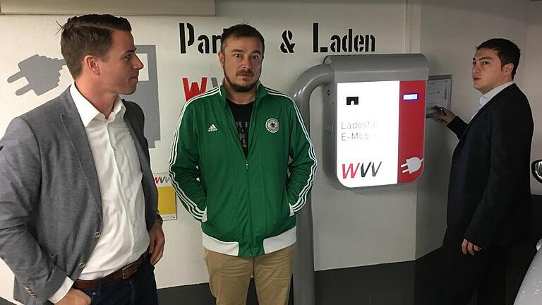 Nicht überzeugend sind die neuen Tarife an den öffentlichen Ladesäulen in der Marktgarage für Andreas Eder (Mitte). Es wollen ihn überzeugen Daniel Schüßler-Spitzhüttl (links) und Yusuf Akdeniz.
