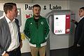 Nicht überzeugend sind die neuen Tarife an den öffentlichen Ladesäulen in der Marktgarage für Andreas Eder (Mitte). Es wollen ihn überzeugen Daniel Schüßler-Spitzhüttl (links) und Yusuf Akdeniz.