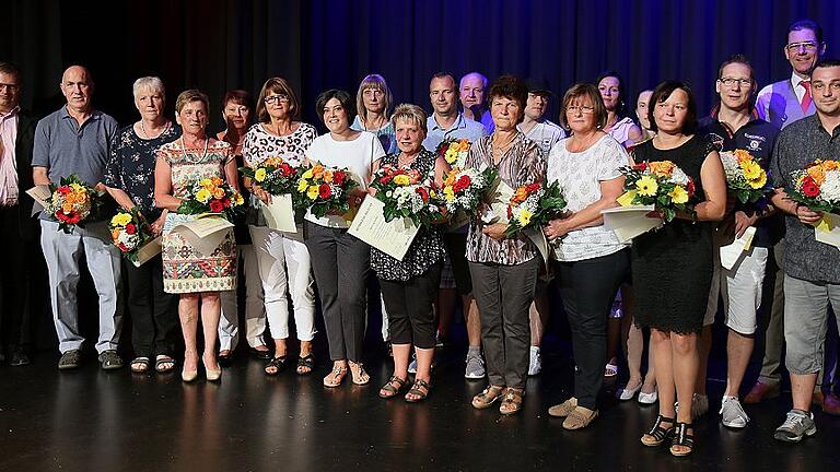 Beim Sommerfest der Gerolzhöfer Beschäftigten des Tiefkühlbackwaren-Herstellers Hiestand wurde eine Reihe von Mitarbeiterinnen und Mitarbeiter für ihre 20 und 25 Jahre lange Betriebszugehörigkeit geehrt. „Star“ des Abends war Rosi Schießer, die seit 30 Jahren zur Hiestand-Familie zählt (9. Von links in der Bildmitte. Die Ehrungen nahmen Werksleiter Gerhard Seufert (ganz links) und Arndt Miersch (2. von rechts), der Aryzta-Operations Director Deutschland vor. Beim Sommerfest der Gerolzhöfer Beschäftigten des Tiefkühlbackwaren-Herstellers Hiestand wurde eine Reihe von Mitarbeiterinnen und Mitarbeiter für ihre 20 und 25 Jahre lange Betriebszugehörigkeit geehrt. „Star“ des Abends war Rosi Schießer, die seit 30 Jahren zur Hiestand-Familie zählt (9. Von links in der Bildmitte. Die Ehrungen nahmen Werksleiter Gerhard Seufert (ganz links) und Arndt Miersch (2. von rechts), der Aryzta-Operations Director Deutschland vor.