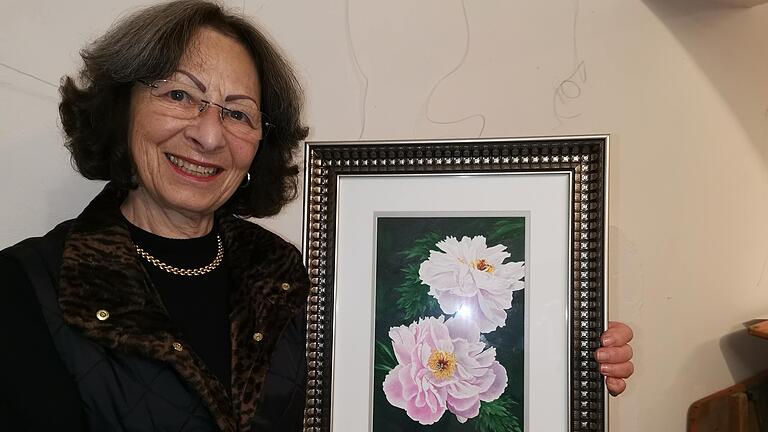 Die Malerin Ruth Faber zeigt ihre Werke, hier ein Aquarell mit floralem Motiv, im 'Galeriele im Alten Rathaus' in Ochsenfurt. Die Malerin Ruth Faber zeigt ihre Werke, hier ein Aquarell mit floralem Motiv, im 'Galeriele im Alten Rathaus' in Ochsenfurt.