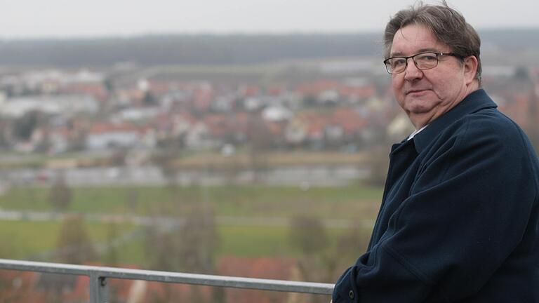 Einer der Lieblingsplätze von Karl-Dieter Fuchs, der heute seinen 70. Geburtstag feiert, ist die Plattform über der Gemeinde Mainstockheim, deren Bürgermeister er seit fast 33 Jahren ist. Einer der Lieblingsplätze von Karl-Dieter Fuchs, der heute seinen 70. Geburtstag feiert, ist die Plattform über der Gemeinde Mainstockheim, deren Bürgermeister er seit fast 33 Jahren ist.