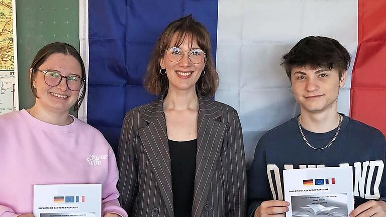 Anina Alt (links) und Luan Arnold (rechts) mit ihren Zertifikaten, in der Mitte Lehrerin Selina Dörfner.       -  Anina Alt (links) und Luan Arnold (rechts) mit ihren Zertifikaten, in der Mitte Lehrerin Selina Dörfner.