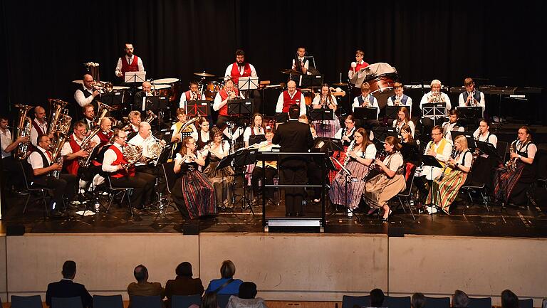 'Standing Ovations' gab es als Dankeschön für die 41 Musiker und Musikerinnen aus den unterschiedlichsten Kapellen. 'Standing Ovations' gab es als Dankeschön für die 41 Musiker und Musikerinnen aus den unterschiedlichsten Kapellen.