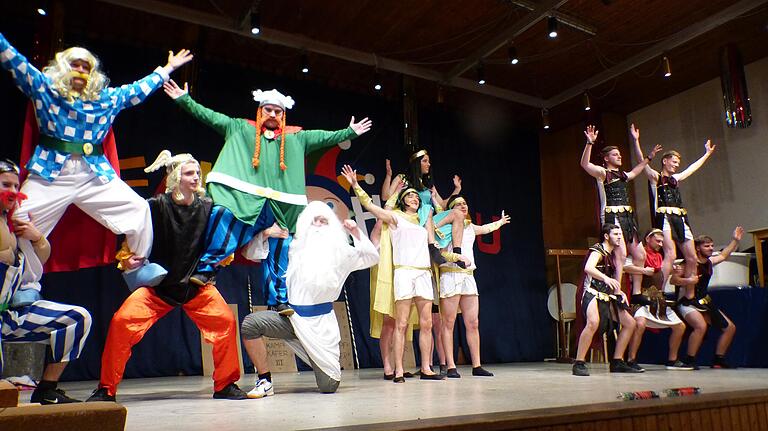 Das Fahrer Männerballett zeigte 'Kampfszenen' aus 'Asterix und Obelix'. Das Fahrer Männerballett zeigte 'Kampfszenen' aus 'Asterix und Obelix'.