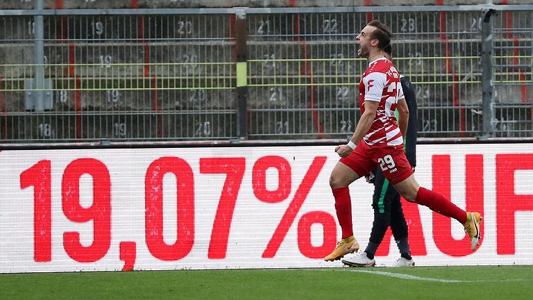 Mit vollem Einsatz zu drei Punkten: David Kopacz bejubelt sein siegbringendes Tor zum 2:1 gegen Hannover. Mit vollem Einsatz zu drei Punkten: David Kopacz bejubelt sein siegbringendes Tor zum 2:1 gegen Hannover.