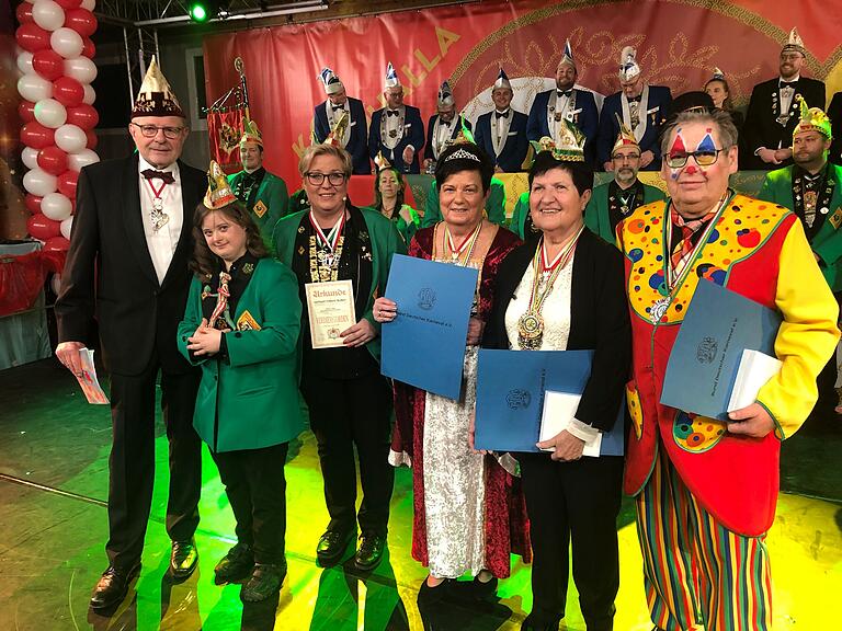 Manfred Schmitt vom Fastnachtverband Franken (von links) zeichnete verdiente Oberdürrbacher Karnevalisten aus: Karina Adam, Claudia Adam, Gabi Schiffer, Brigitte Hauser und Robert Saupe. Manfred Schmitt vom Fastnachtverband Franken (von links) zeichnete verdiente Oberdürrbacher Karnevalisten aus: Karina Adam, Claudia Adam, Gabi Schiffer, Brigitte Hauser und Robert Saupe.