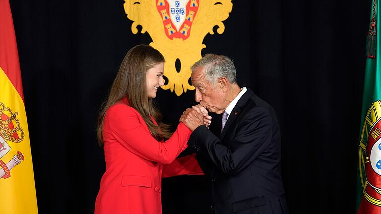 Spaniens Prinzessin Leonor - Erster offizieller Auslandsbesuch       -  Portugals Präsident Rebelo de Sousa verlieh Leonor das Großkreuz des Christusordens.