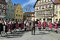 Die Weisbacher Musikanten auf dem Mellrichstädter Marktplatz.