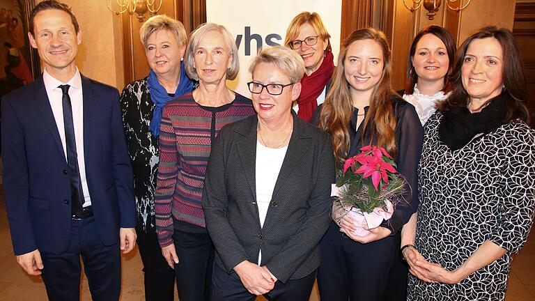 Bei der 'Hochzeitsfeier' der Volkshochschulen Volkach und Gerolzhofen freuten sich (von links)&nbsp; Torsten Wozniak (Bürgermeister Gerolzhofen), Gerlinde Martin (zweite Bürgermeisterin Volkach), Georgine Bachmann (Leiterin Vhs Gerolzhofen), Susanne Holst-Steppat (Leiterin Vhs Volkach), Renate Knaut (Vorsitzende des bayerischen Vhs-Verbands Unterfranken), Cornelia Kröber (Vhs Gerolzhofen), Sigrid Klemenz (Vhs Volkach) und Christine Stühler (Vhs Gerolzhofen) auf die gemeinsame Zukunft.