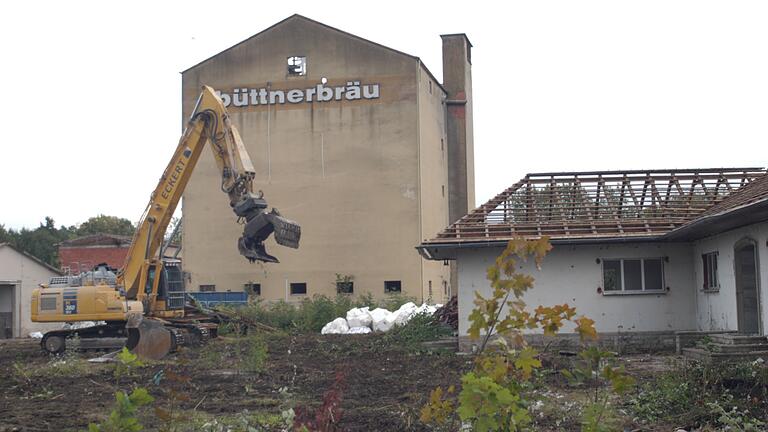 Die Abrissarbeiten auf dem Büttnerbräu-Gelände haben begonnen. Wenn alles nach Plan läuft, werden sie bis spätestens Ende des Jahres abgeschlossen sein.