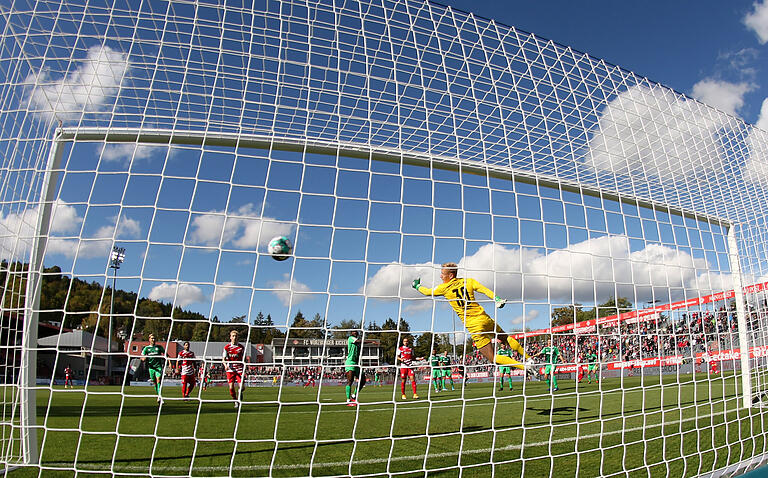 Das erste Kickers-Tor dieser Zweitliga-Saison: Robert Herrmann trifft an Fürths Torhüter Sascha Burchert vorbei zum 1:0.