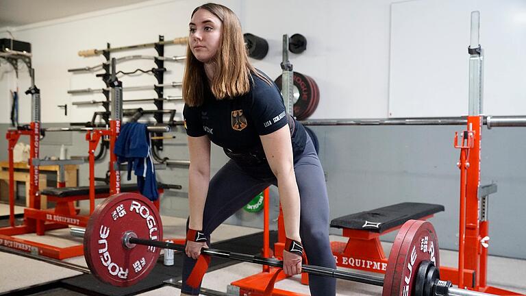 Die Würzburgerin Lisa Schlagbauer vom Verein Powerlifting Würzburg beim ihrer Lieblingsdisziplin des Equipped Kraftdreikampfs, dem Heben.&nbsp;