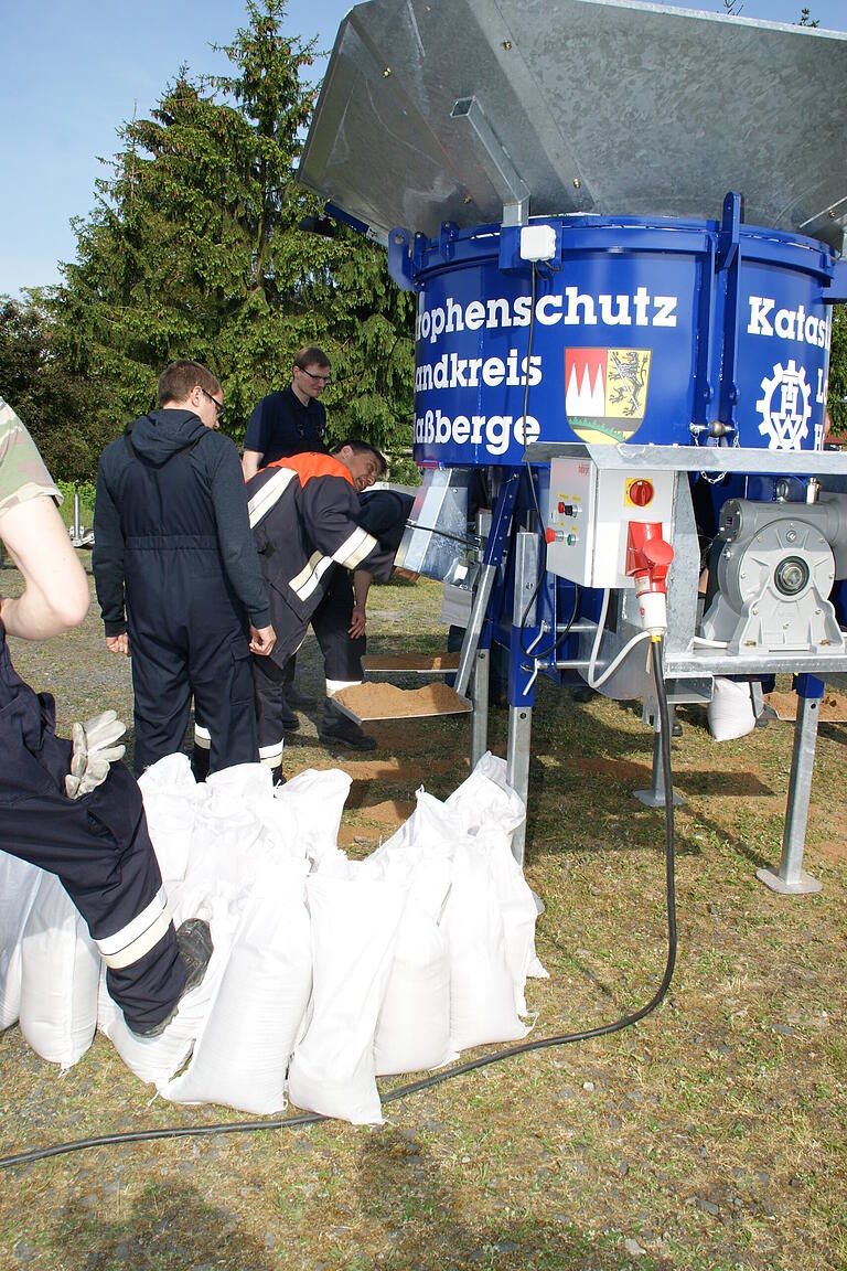 Die Sandsack-Abfüllmaschine des THW Haßfurt in Betrieb. Die Gemeinde Rauhenebrach will eine kleinere Version anschaffen, um bei Hochwasser gerüstet zu sein.