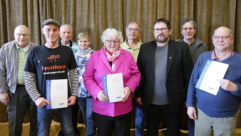 Für Mitarbeit im Verein sowie langjährige Mitgliedschaft fanden Ehrungen statt. Im Bild von links: Norbert Flammersberger (Ehrenvorsitzender), Michael Herbert, Felix Leibold und Marion Johannes (jeweils Beisitzer), Irene Fuchs (Vorsitzende), Oswald Volk (Schriftführer), Michael Schwarz (Kreisvorsitzender), Kilian Walter (Beisitzer) und Günter Renner (Kassier).