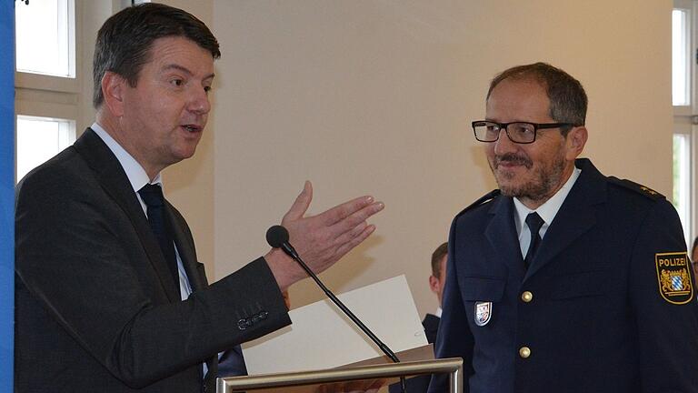 Innenstaatssekretär Sandro Kirchner überreichte die Ernennungsurkunde an den neuen Dienststellenleiter Marco Di Blasio im Alten Amtshaus in Bad Neustadt. Innenstaatssekretär Sandro Kirchner überreichte die Ernennungsurkunde an den neuen Dienststellenleiter Marco Di Blasio im Alten Amtshaus in Bad Neustadt.