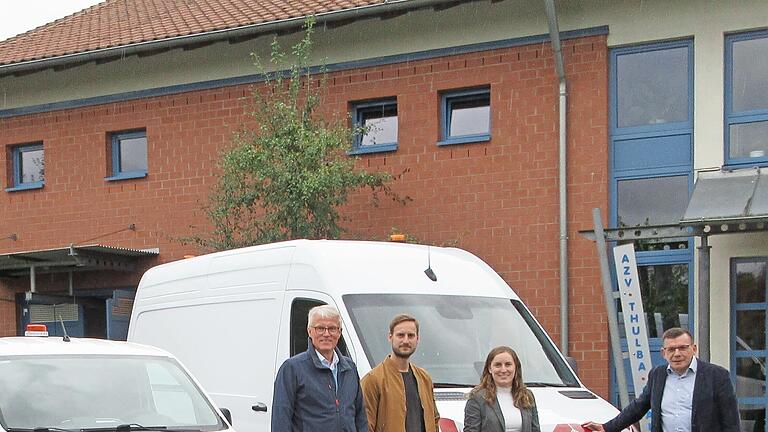 Verbandsvorsitzender Bürgermeister Armin Warmuth (rechts), AZV-Geschäftsführer Burkhard Oschmann (links) und seine Nachfolgerin Regina Jopp (3.v.l.) übergaben den neuen E-Werkstattbus an den Betriebsleiter Jonny Heyne.       -  Verbandsvorsitzender Bürgermeister Armin Warmuth (rechts), AZV-Geschäftsführer Burkhard Oschmann (links) und seine Nachfolgerin Regina Jopp (3.v.l.) übergaben den neuen E-Werkstattbus an den Betriebsleiter Jonny Heyne.