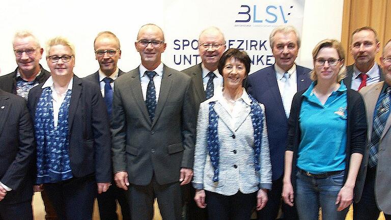 Die neue BLSV-Bezirksvorstandschaft Unterfranken: (von links) Adolf Zerr, Thomas Heinrich, Alexandra Krohnen, Klaus Greier, Günther Jackl, Karl-Heinz Hübner, Renate Menzel, BLSV-Präsident Günther Lommer, Manuela Schneider (Sportjugend), Stefan Schäfer und Edwin Metzler