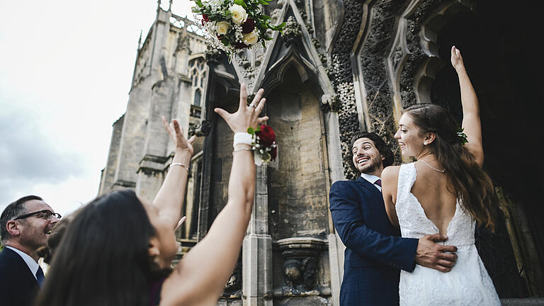 Brautstrauß werfen       -  Traditionell wirft die Braut ihren Strauß in die Menge der unverheirateten Frauen. Wer die Blumen wirft, wird als nächstes heiraten.