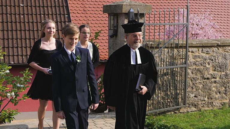 Unter den Klängen der Musikanten Gülchseim-Pfahlenheim zogen die drei diesjährigen Konfirmanden feierlich in die Kirche ein. Unter den Klängen der Musikanten Gülchseim-Pfahlenheim zogen die drei diesjährigen Konfirmanden feierlich in die Kirche ein.
